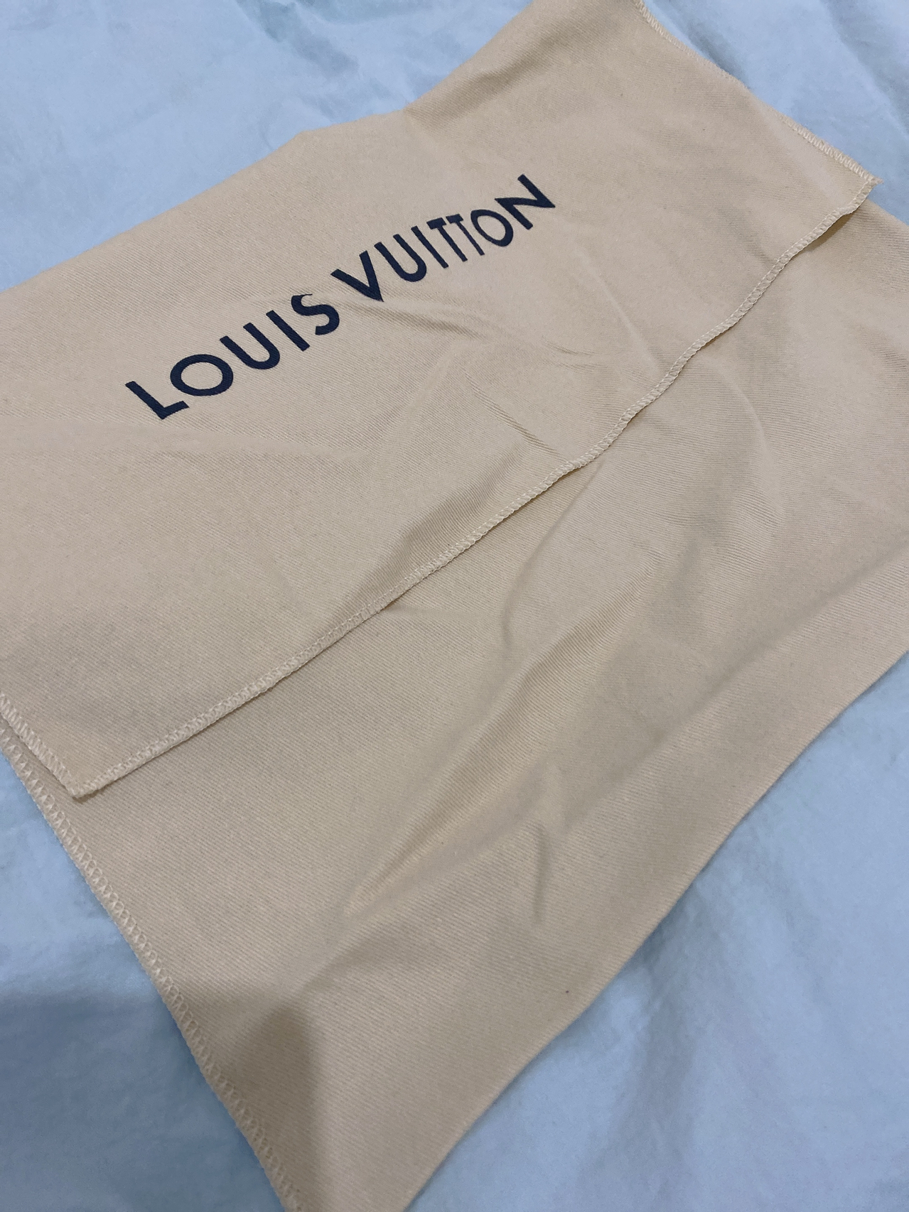 LV最新防塵袋，時(shí)尚界的秘密武器，保護(hù)你的珍貴物品不受塵埃侵?jǐn)_??