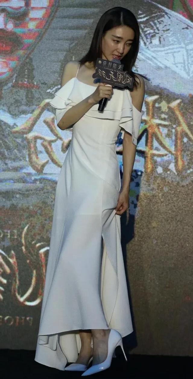 王麗坤最新發(fā)布會(huì)驚艷亮相，星光閃耀的瞬間