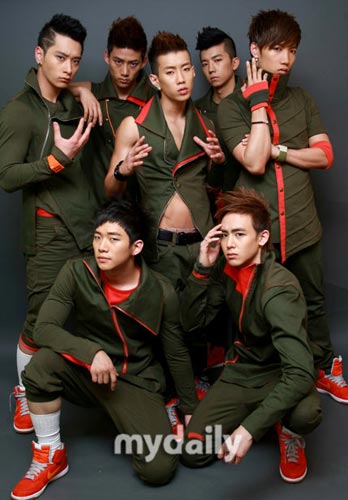 韓國2PM組合最新動態(tài)，小巷音樂風暴與隱藏小店探秘