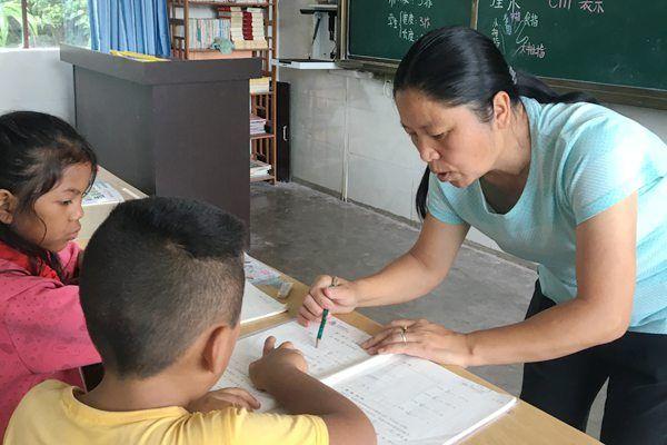 張老師，教育領(lǐng)域的璀璨新星閃耀教育界的光輝典范
