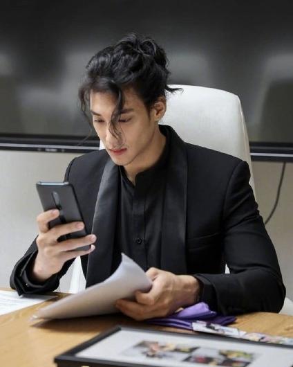 張演員男的舞臺(tái)與熒屏之旅，學(xué)習(xí)成長(zhǎng)與自信光芒的展現(xiàn)