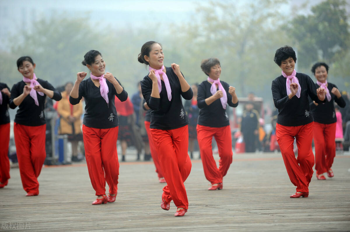 最新廣場(chǎng)舞共舞樂(lè)翻天，步驟指南與熱鬧狂歡