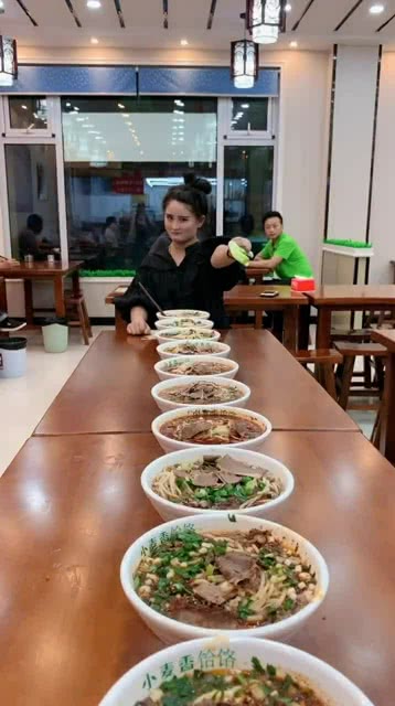 智能面食競(jìng)技盛宴，全新科技引領(lǐng)吃面條比賽風(fēng)潮！