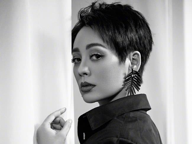 成旭演員，科技之光下的生活重塑者