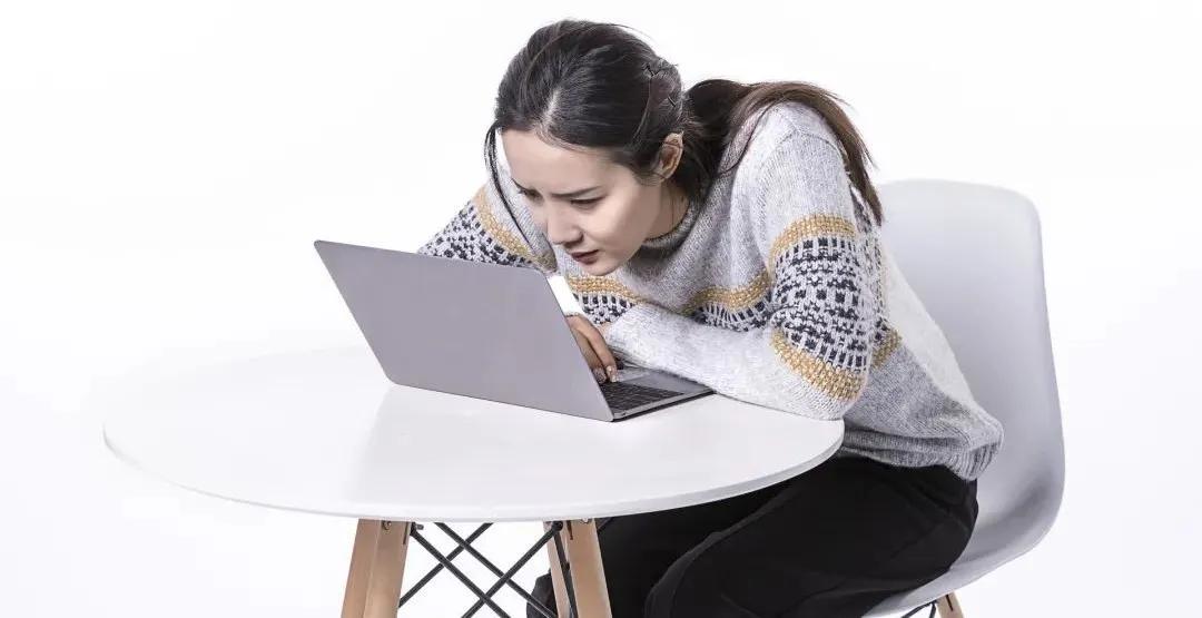 駝背男明星的人生舞臺，身體特征與星光熠熠的輝煌探索