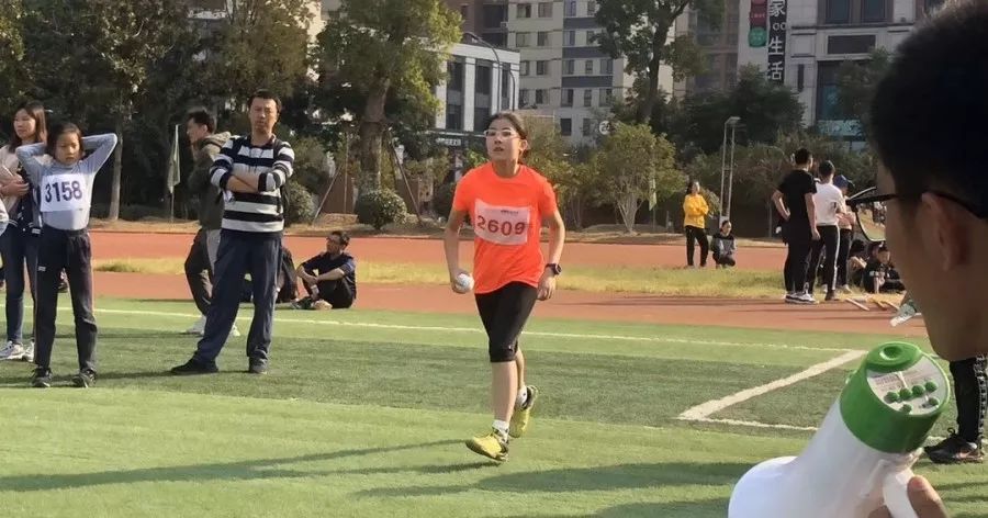 小蝸牛的田徑夢(mèng)，綠意盎然賽場(chǎng)上的奇遇之旅