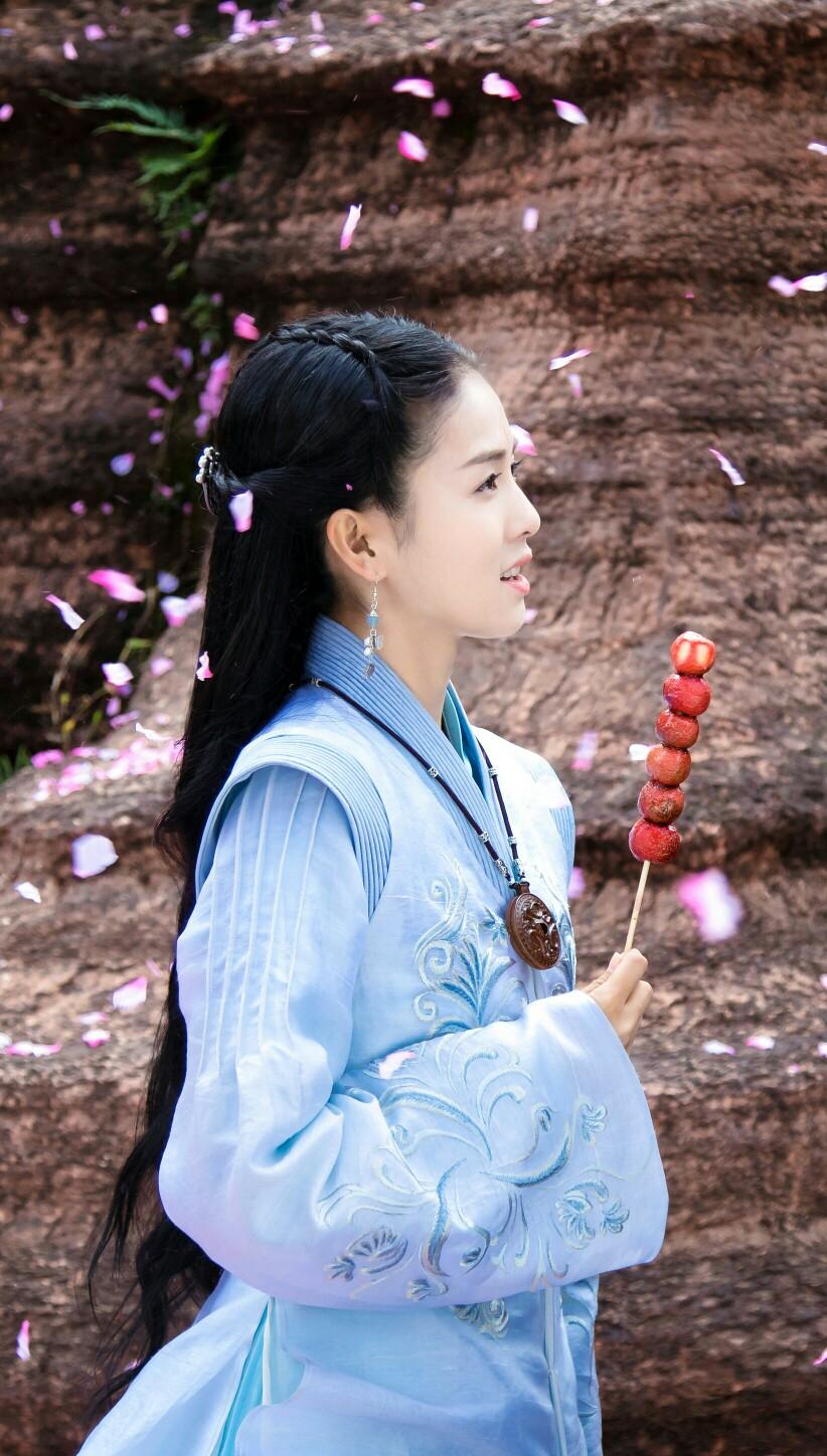 白鹿演員照片分享，自然之旅的心靈探尋與寧靜之尋