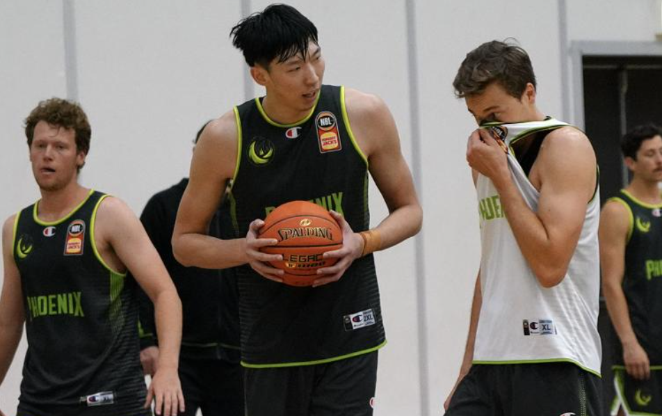 周琦最新視頻展現(xiàn)籃球巨星風(fēng)采！