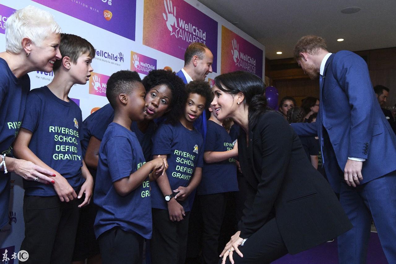 英國王妃凱特最新服裝引領(lǐng)時(shí)尚潮流，英倫風(fēng)尚再燃！