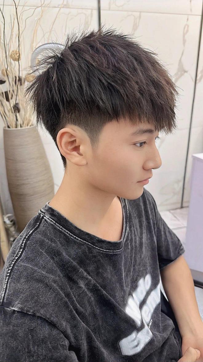 時(shí)尚變遷，探索短發(fā)型風(fēng)潮與影響，展望2025最新流行趨勢