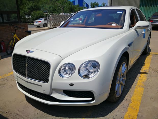 最新款賓利，奢華與科技的完美融合