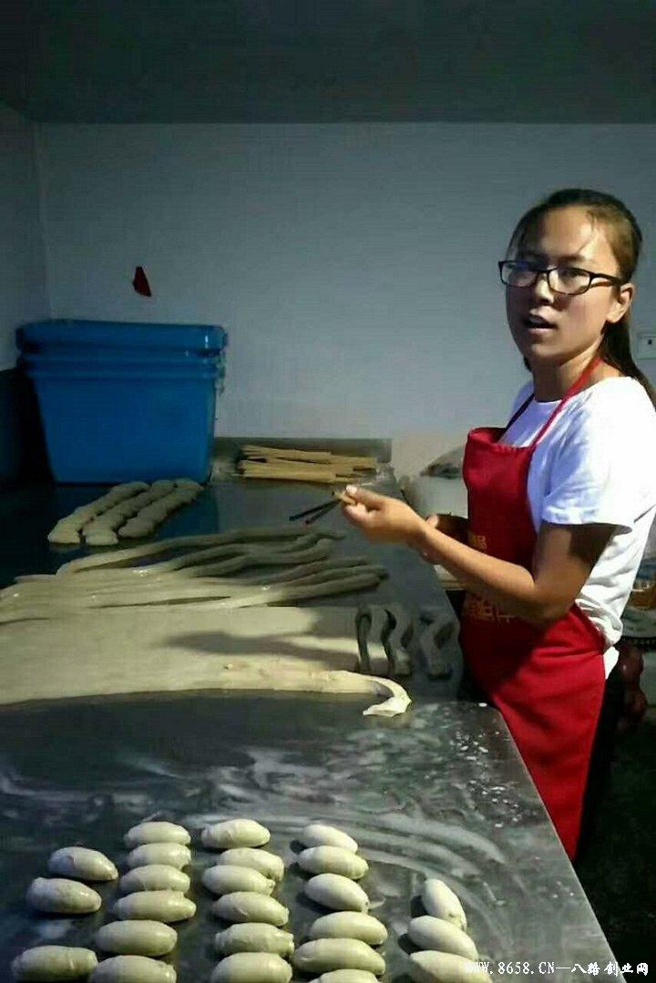 革新烘焙工藝，引領(lǐng)行業(yè)新潮流，最新烤面筋機(jī)亮相！