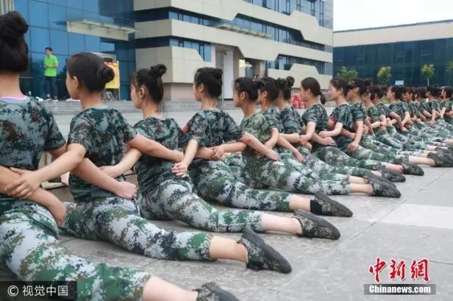 獨(dú)家揭秘，探索小巷深處的軍訓(xùn)新風(fēng)尚——2025軍訓(xùn)最新視頻亮相！