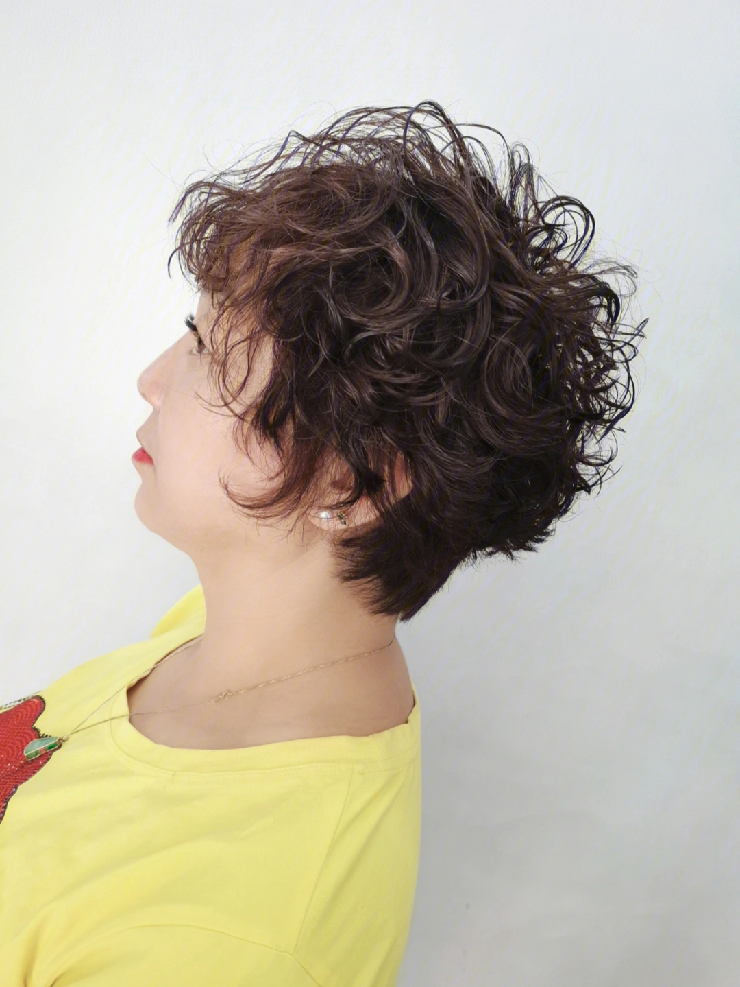 最新短發(fā)燙發(fā)造型，時(shí)尚界的火熱焦點(diǎn)！