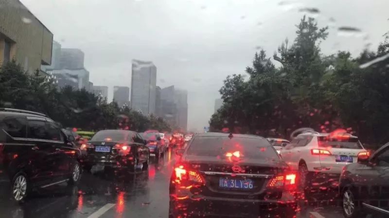 成都暴雨下的驚喜探索，小巷特色小店