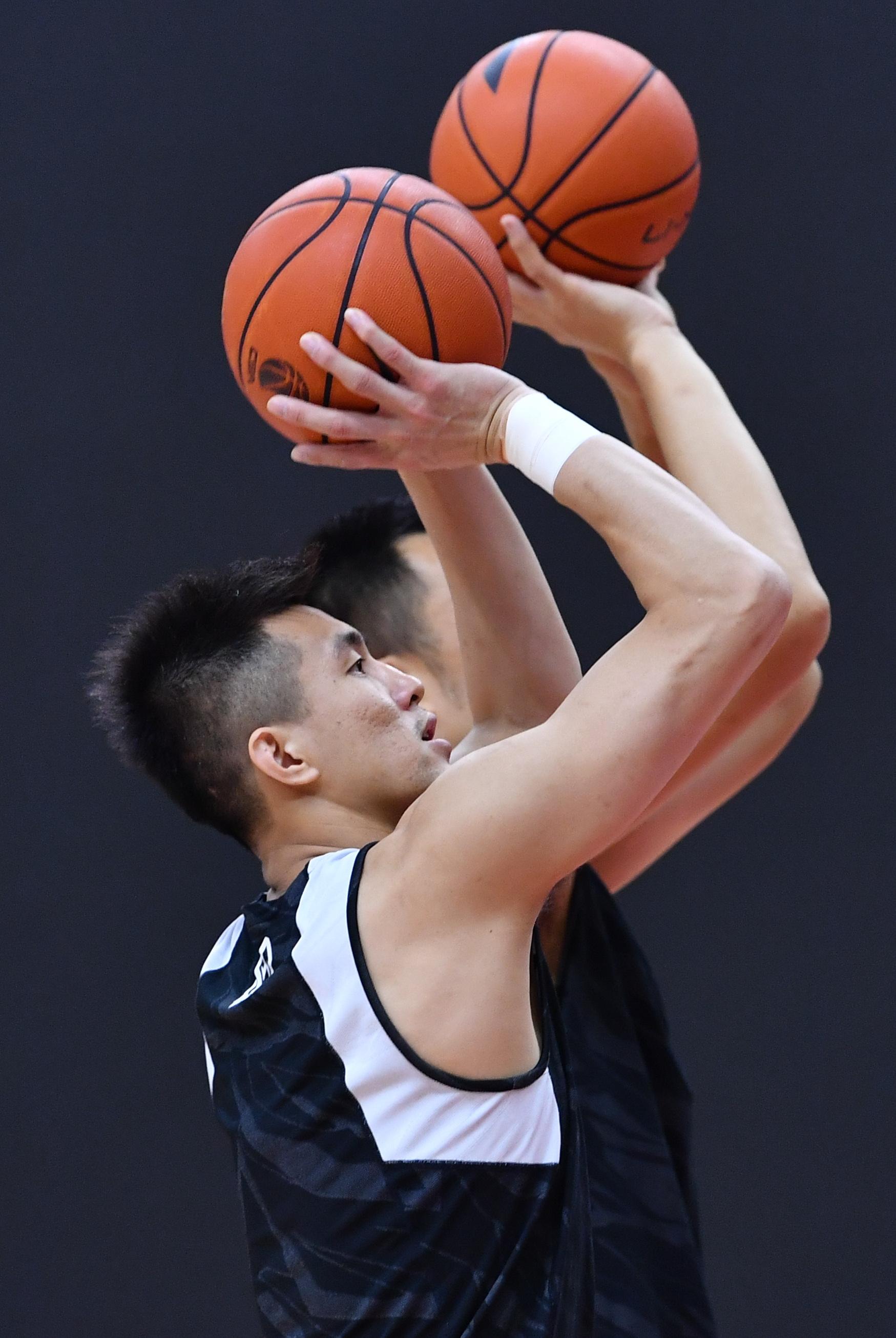 郭艾倫最新照片，籃球場上的風(fēng)云人物與勵志成長故事