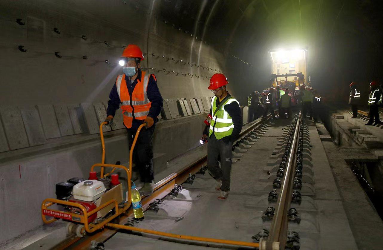 青藏高鐵，高原與繁榮的鋼鐵巨龍連接線