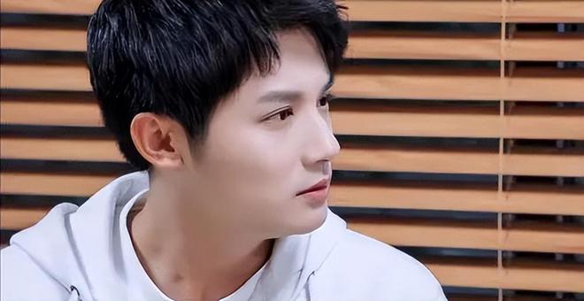 鄭業(yè)成最新行程揭秘，忙碌明星之旅的足跡